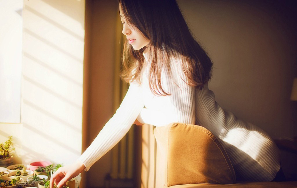 在这里，与各位再共同勉励一次，我们要做聪明的人，做有智慧的人有慈爱又肯诚实对人对己的勇者。就算天大的事情来了，也不逃避它，心平气和地为自己争取最合理的解决之道，不可以做一个弱者，凡是不顺心便跌倒的人是要被社会淘汰的，做一个有弹性的人，当是我们一生追求的目标。——三毛《亲爱的三毛》